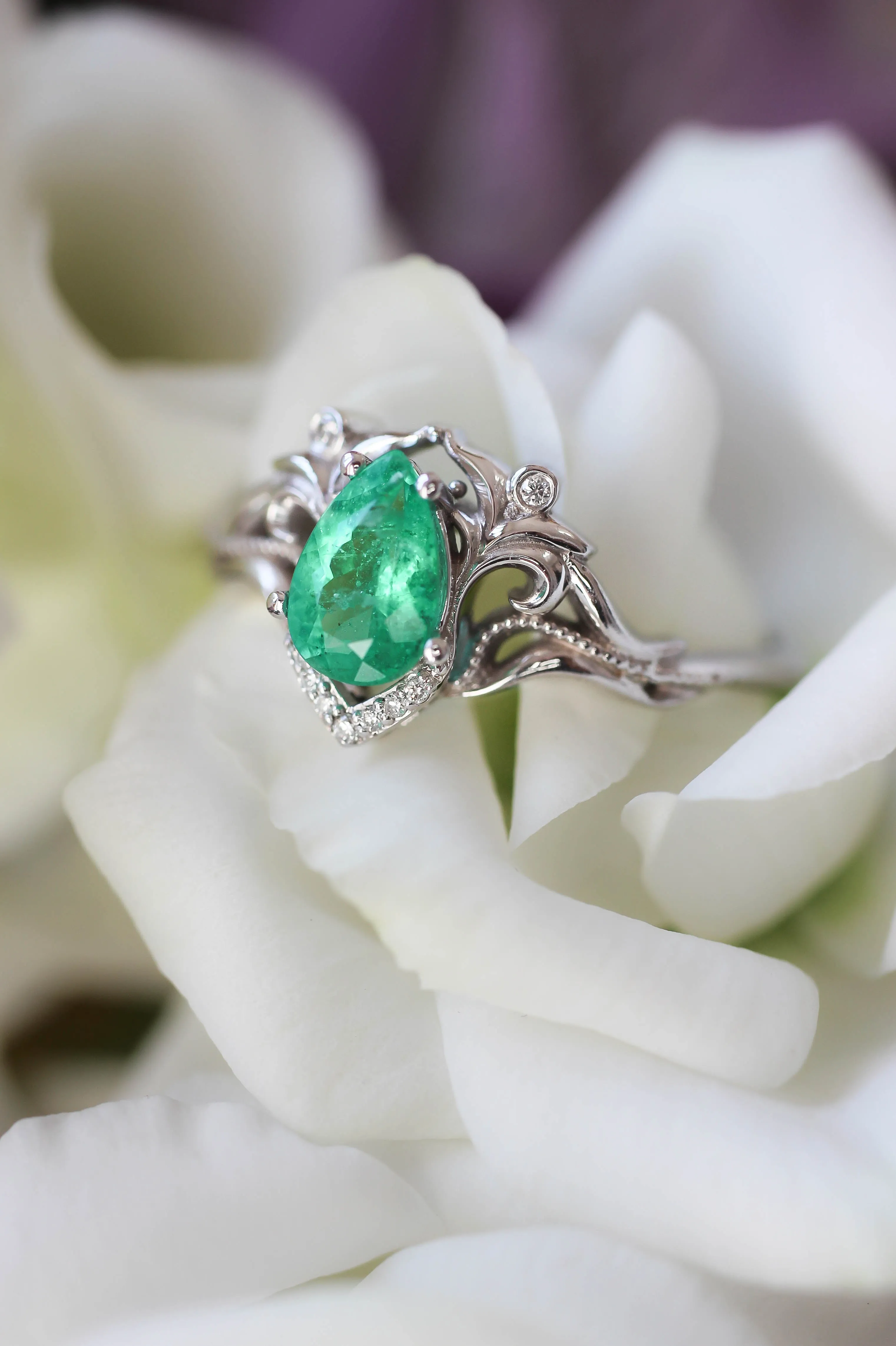 Natural emerald and diamonds engagement ring / Lida small