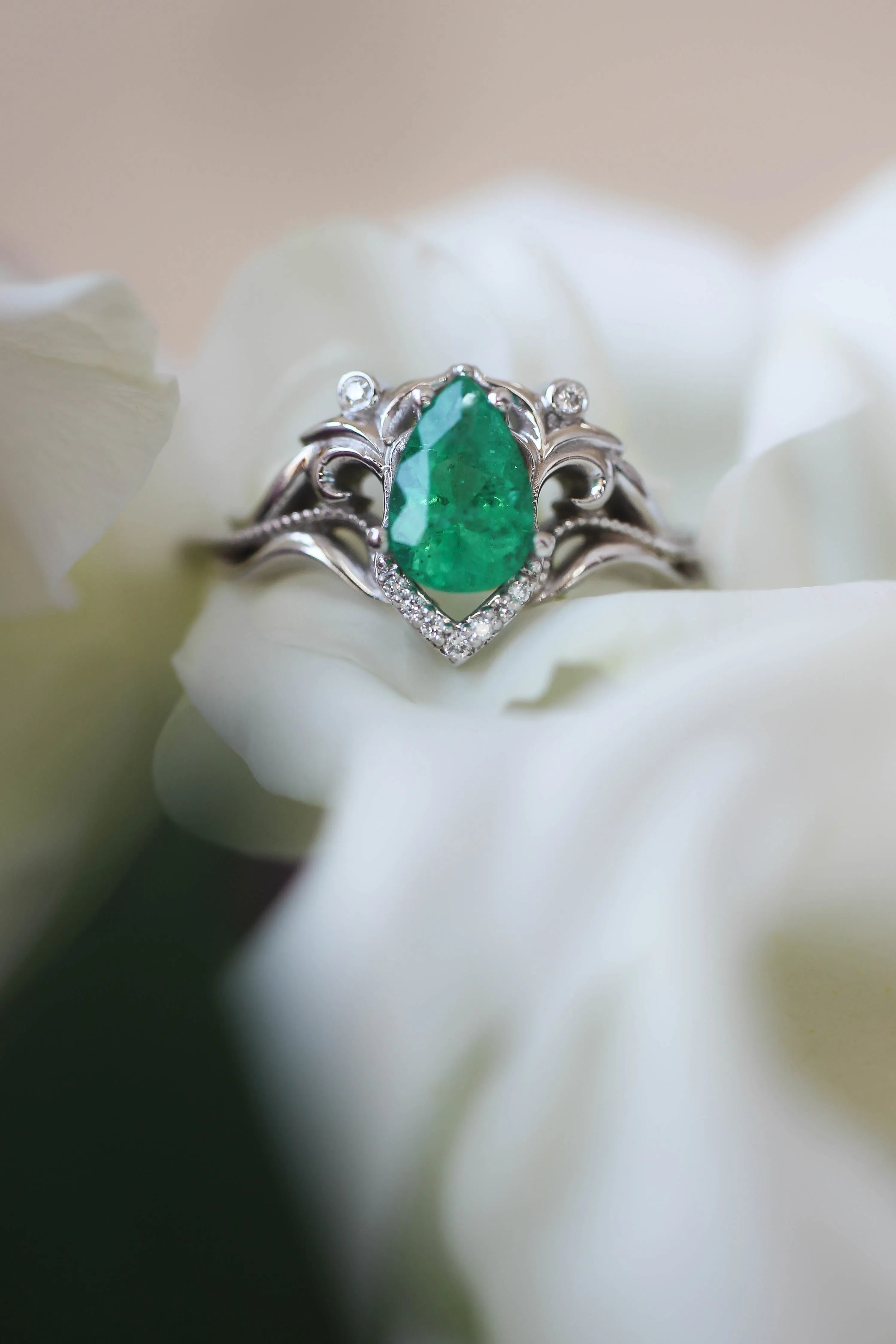 Natural emerald and diamonds engagement ring / Lida small