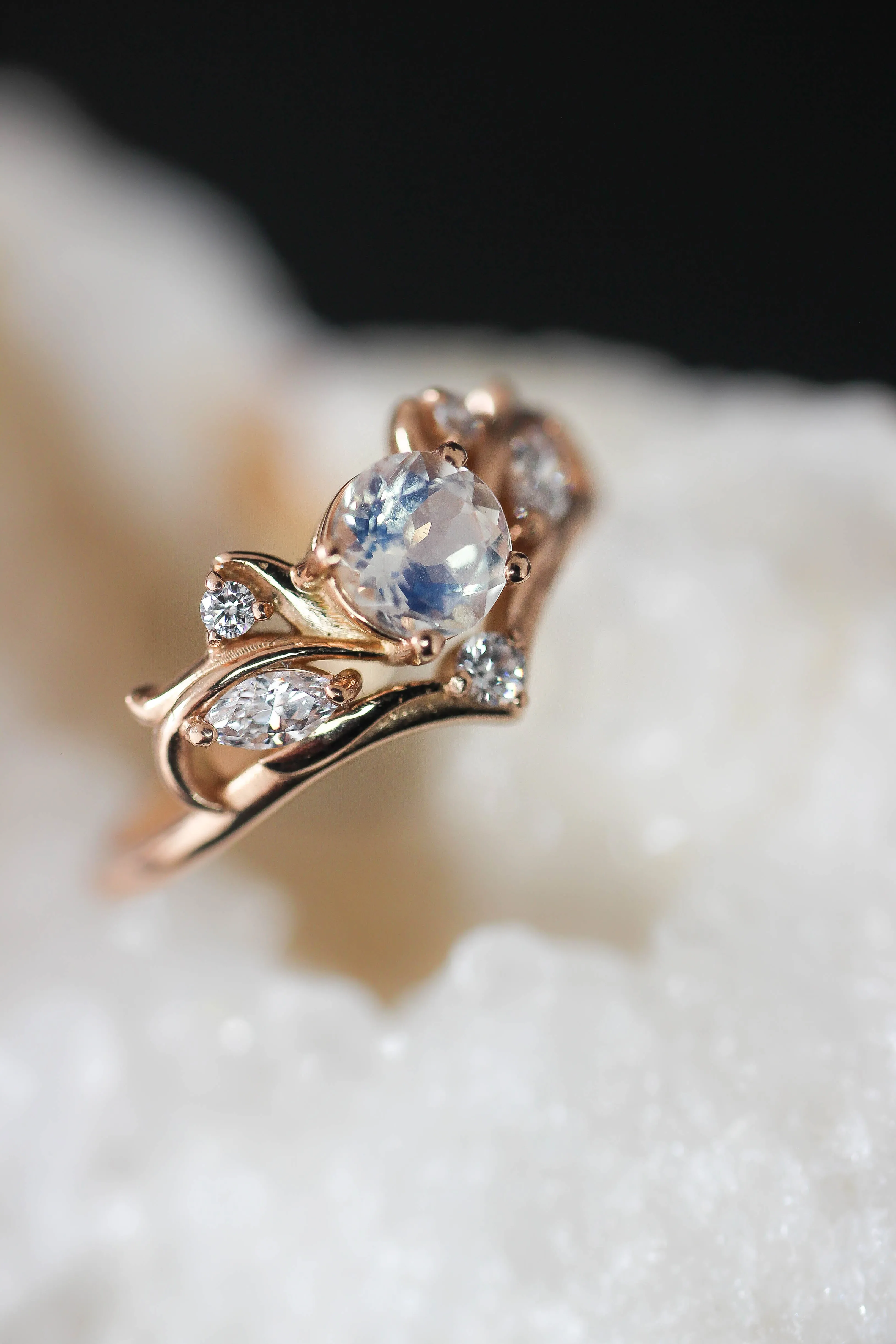 Swanlake | engagement ring setting for 5 mm round cut gemstone